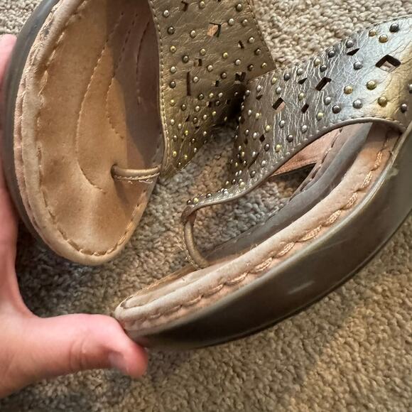 Clarks Artisan Gold Embellished Thong Sandals w/ Short Heel Size 7 Leather - Picture 9 of 12